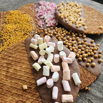 Stroopwafelkraam.COM Superstroopwafel (13cm) met chocolade + topping