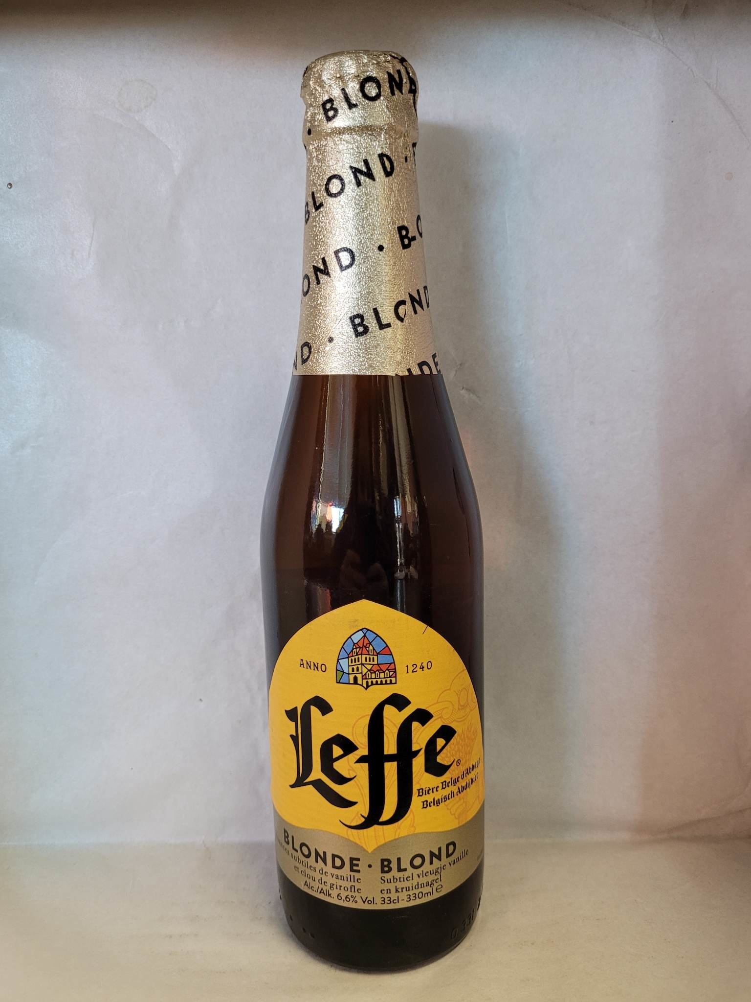 https://cdn.webshopapp.com/shops/125372/files/423580487/leffe-blond-33-cl.jpg