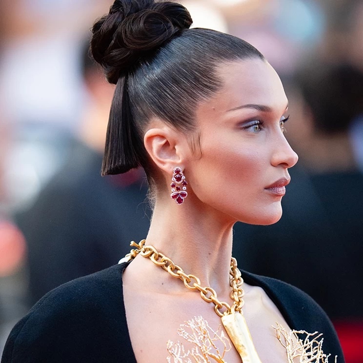 Jawline highlighting, the new contouring?