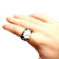 Ring met Roos – Frost Bite - Zwart-wit - Acryl