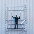 Euroscaffold Rolsteiger Euroscaffold Professional 75x250 8,2m werkhoogte carbon vloer tegen de gevel