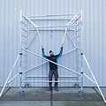 Euroscaffold Rolsteiger Euroscaffold Professional 135x190 10,2m werkhoogte tegen de gevel