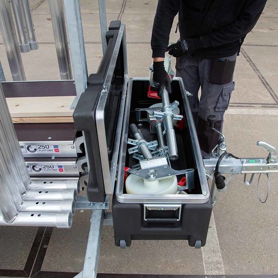 Euroscaffold Steigeraanhanger afsluitbaar 250 + Rolsteiger Basic 135x250 8,2m werkhoogte carbon vloer