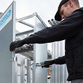 Euroscaffold Steigeraanhanger afsluitbaar 305 + Rolsteiger Standaard 135x305 10,2m werkhoogte carbon vloer
