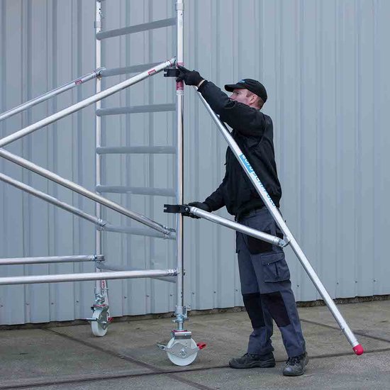 Euroscaffold Rolsteiger Euroscaffold Original 75x190 8,2m werkhoogte tegen de gevel