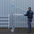 Euroscaffold Rolsteiger Euroscaffold Original 75x190 8,2m werkhoogte tegen de gevel