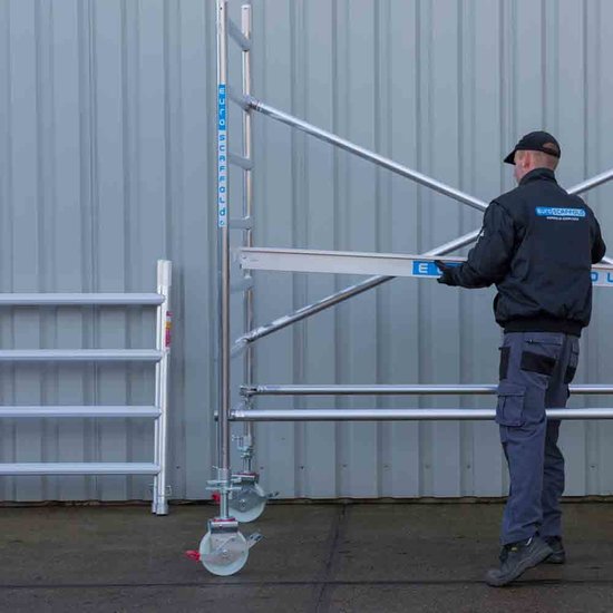 Euroscaffold Rolsteiger Euroscaffold Original 75x190 8,2m werkhoogte tegen de gevel