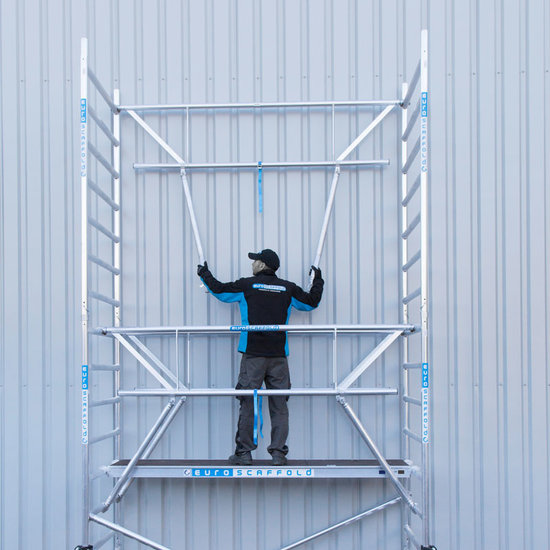 Euroscaffold Rolsteiger Euroscaffold Professional 135x305 12,2m werkhoogte tegen de gevel