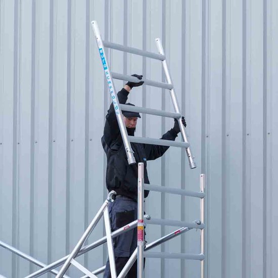 Euroscaffold Rolsteiger Euroscaffold Original 135x190 6,2m werkhoogte carbon vloer tegen de gevel