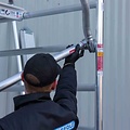 Euroscaffold Rolsteiger Euroscaffold Original 135x190 6,2m werkhoogte carbon vloer tegen de gevel