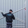 Euroscaffold Rolsteiger Euroscaffold Original 135x190 6,2m werkhoogte carbon vloer tegen de gevel