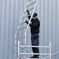 Euroscaffold Rolsteiger Euroscaffold Original 135x190 8,2m werkhoogte carbon vloer tegen de gevel