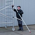 Euroscaffold Rolsteiger Euroscaffold Original 135x190 8,2m werkhoogte carbon vloer tegen de gevel
