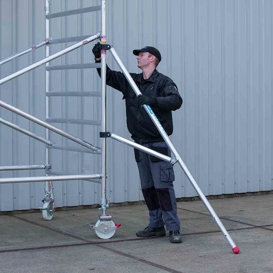 Euroscaffold Rolsteiger Euroscaffold Original 135x190 8,2m werkhoogte carbon vloer tegen de gevel