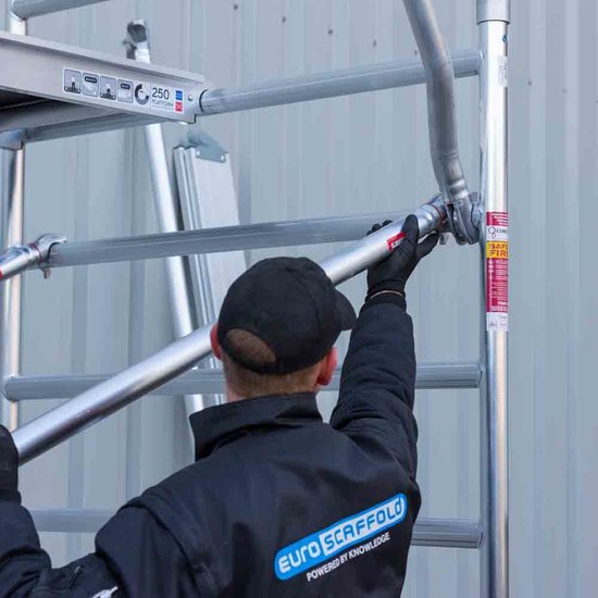 Euroscaffold Rolsteiger Euroscaffold Original 135x190 8,2m werkhoogte carbon vloer tegen de gevel