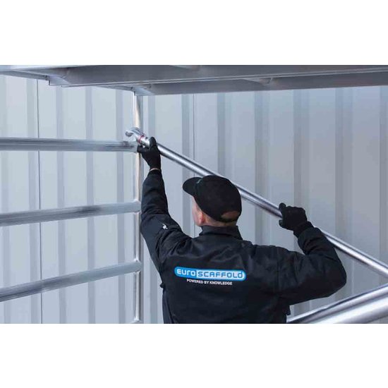Euroscaffold Rolsteiger Euroscaffold Original 135x190 8,2m werkhoogte carbon vloer tegen de gevel