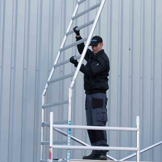 Euroscaffold Rolsteiger Euroscaffold Original 135x305 8,2m werkhoogte carbon vloer tegen de gevel