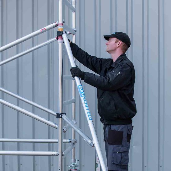 Euroscaffold Rolsteiger Euroscaffold Original 135x305 11,2m werkhoogte tegen de gevel