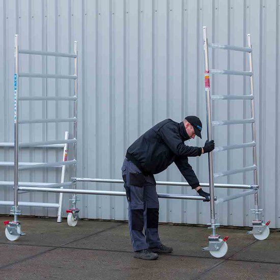 Euroscaffold Rolsteiger Euroscaffold Original 135x305 11,2m werkhoogte tegen de gevel
