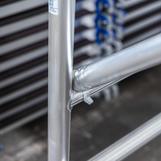 Alumexx Rolsteiger Alumexx Extra 75x250 4,2m werkhoogte tegen de gevel