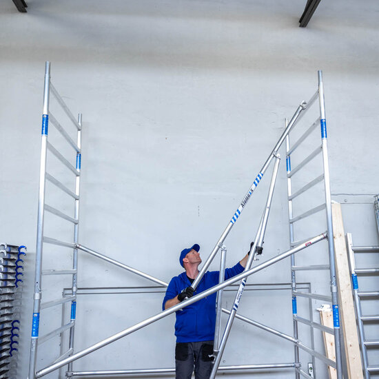 Alumexx Rolsteiger Alumexx Extra 90x190 8,2m werkhoogte tegen de gevel