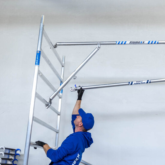Alumexx Rolsteiger Alumexx Extra 90x250 7,2m werkhoogte tegen de gevel
