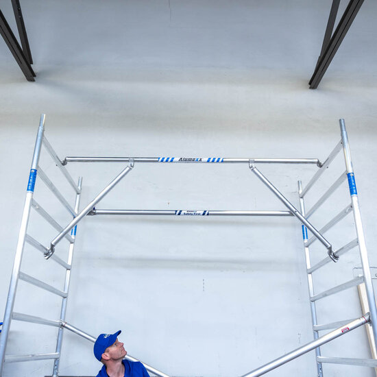 Alumexx Rolsteiger Alumexx Extra 135x190 9,2m werkhoogte tegen de gevel