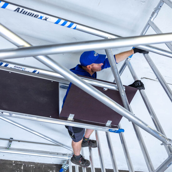 Alumexx Rolsteiger Alumexx Extra 135x190 12,2m werkhoogte tegen de gevel