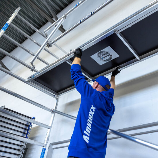 Alumexx Rolsteiger Alumexx Extra 135x250 11,2m werkhoogte tegen de gevel