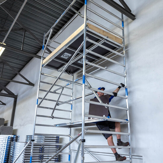 Alumexx Rolsteiger Alumexx Extra 135x250 11,2m werkhoogte tegen de gevel