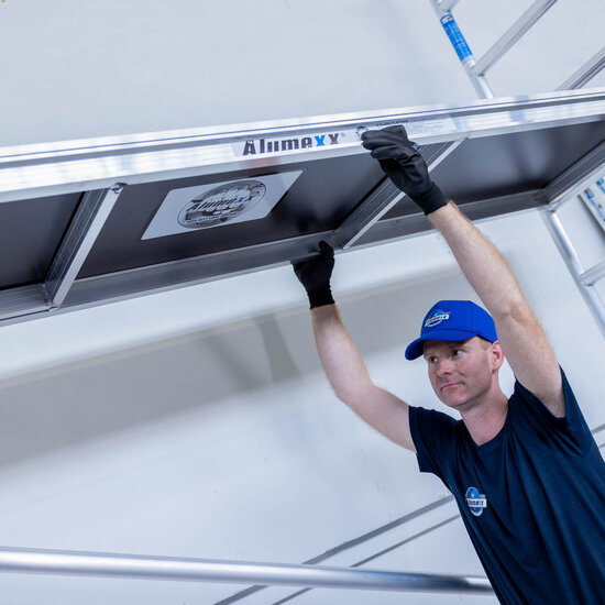 Alumexx Rolsteiger Alumexx Light 90x250 7,2m werkhoogte tegen de gevel