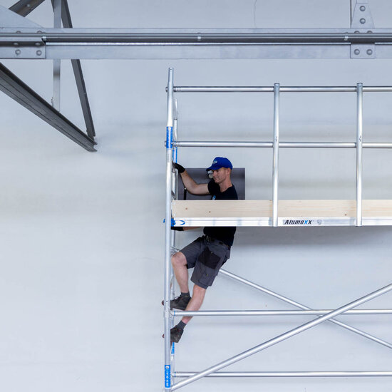 Alumexx Rolsteiger Alumexx Light 135x190 7,2m werkhoogte tegen de gevel