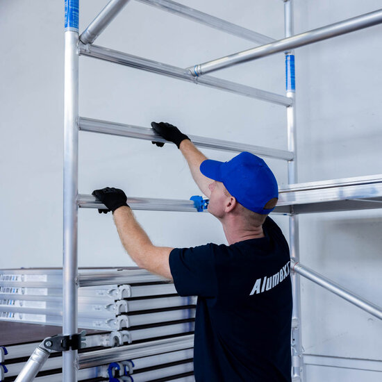 Alumexx Rolsteiger Alumexx Light 135x190 8,2m werkhoogte tegen de gevel