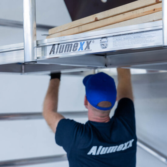 Alumexx Rolsteiger Alumexx Light 75x250 9,2m werkhoogte tegen de gevel