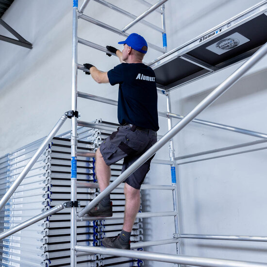 Alumexx Rolsteiger Alumexx Light 90x250 9,2m werkhoogte tegen de gevel