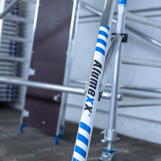 Alumexx Rolsteiger Alumexx Light 135x250 11,2m werkhoogte tegen de gevel