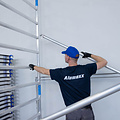 Alumexx Rolsteiger Alumexx Light 135x250 11,2m werkhoogte tegen de gevel