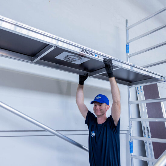 Alumexx Rolsteiger Alumexx Light 135x250 11,2m werkhoogte tegen de gevel