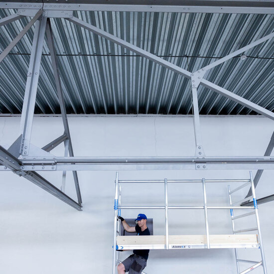 Alumexx Rolsteiger Alumexx Light 135x190 12,2m werkhoogte tegen de gevel