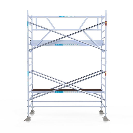 Euroscaffold Rolsteiger Euroscaffold Professional 135x305 5,2m werkhoogte carbon vloer tegen de gevel