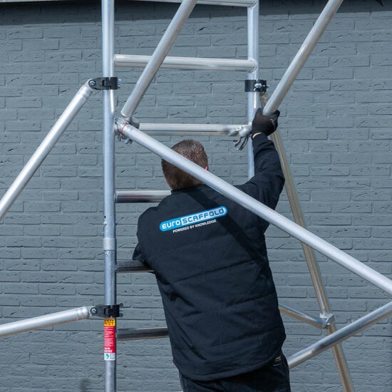 Euroscaffold Rolsteiger Euroscaffold Basic 75x305 4,2m werkhoogte tegen de gevel