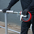 Euroscaffold Rolsteiger Euroscaffold Basic 135x190 6,2m werkhoogte carbon vloer tegen de gevel