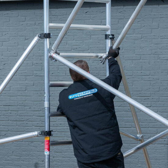 Euroscaffold Rolsteiger Euroscaffold Basic 90x250 5,2m werkhoogte carbon vloer tegen de gevel