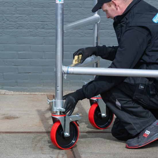 Euroscaffold Rolsteiger Euroscaffold Basic 90x305 5,2m werkhoogte carbon vloer tegen de gevel