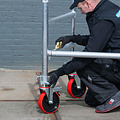 Euroscaffold Rolsteiger Euroscaffold Basic 75x305 6,2m werkhoogte carbon vloer tegen de gevel