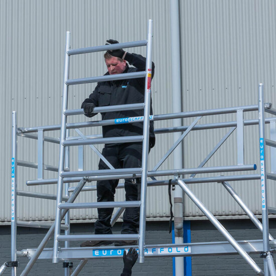 Euroscaffold Rolsteiger Euroscaffold Basic 90x190 7,2m werkhoogte carbon vloer tegen de gevel