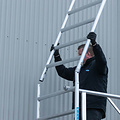 Euroscaffold Rolsteiger Euroscaffold Basic 135x305 7,2m werkhoogte carbon vloer tegen de gevel