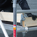 Euroscaffold Rolsteiger Euroscaffold Basic 135x305 7,2m werkhoogte carbon vloer tegen de gevel