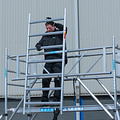 Euroscaffold Rolsteiger Euroscaffold Basic 135x305 7,2m werkhoogte carbon vloer tegen de gevel