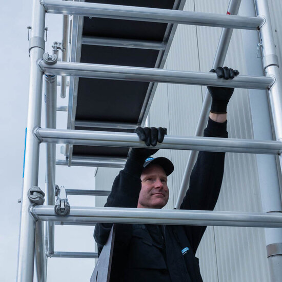 Euroscaffold Rolsteiger Euroscaffold Basic 75x190 8,2m werkhoogte tegen de gevel